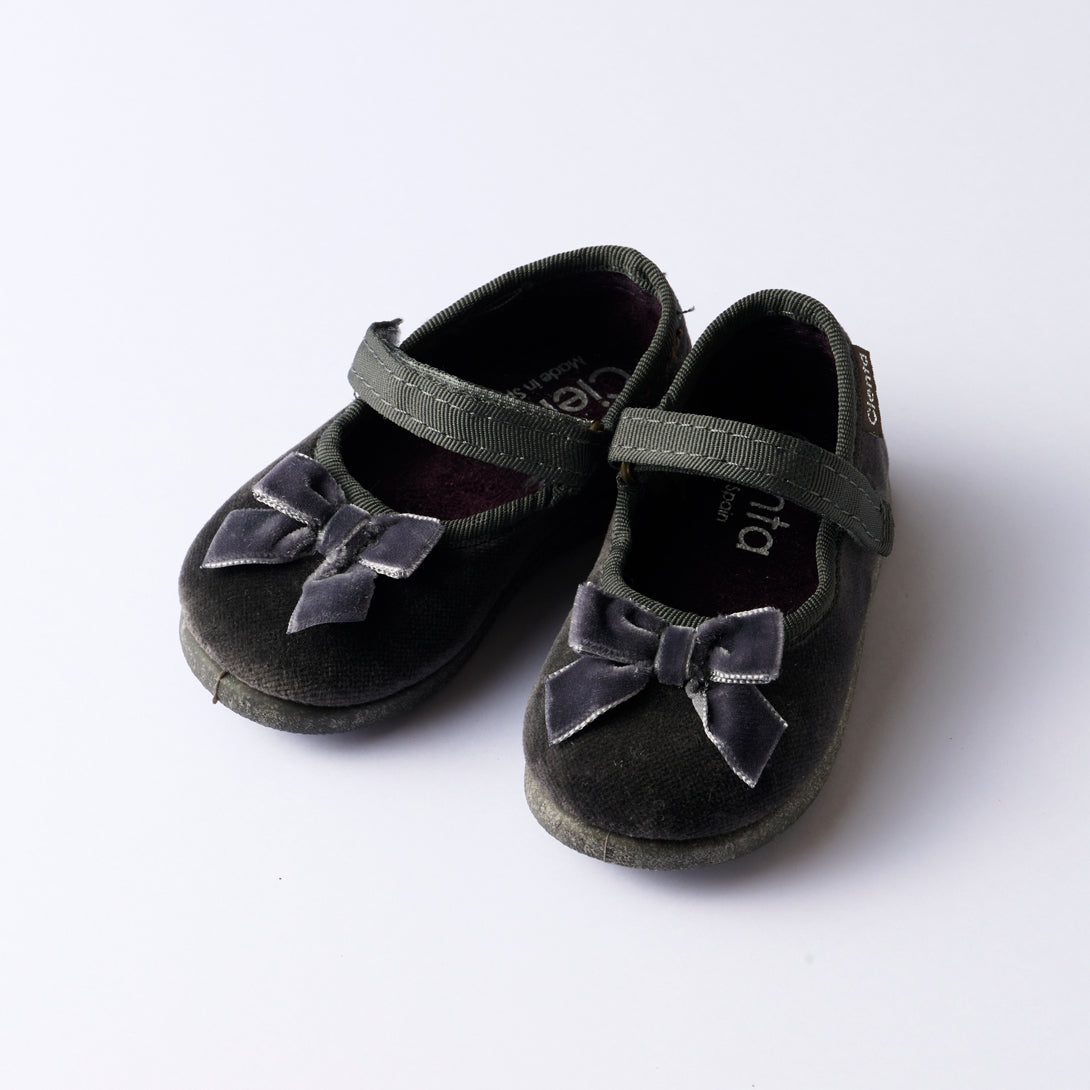 cienta】【30%OFF】cienta ベロアストラップシューズ グレー