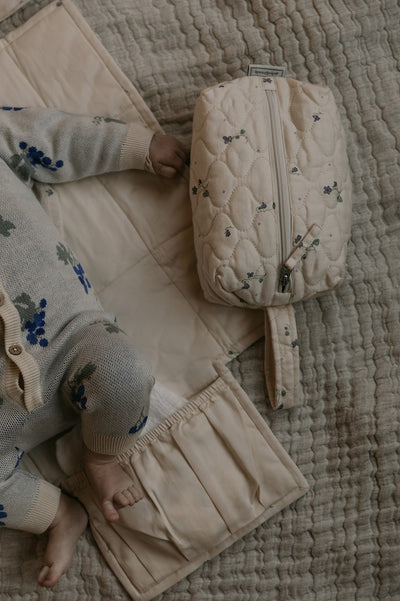 【garbo&friends】Viola Satin Quilted Toiletry Bag Small キルティングトイレタリーバッグ（Sub Image-5） | Coucoubebe/ククベベ