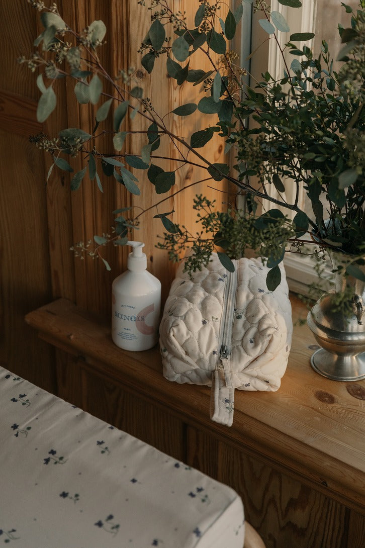 【garbo&friends】Viola Satin Quilted Toiletry Bag Small キルティングトイレタリーバッグ  | Coucoubebe/ククベベ