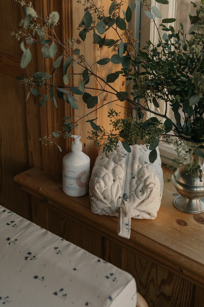 【garbo&friends】Viola Satin Quilted Toiletry Bag Small キルティングトイレタリーバッグ（Sub Image-4） | Coucoubebe/ククベベ