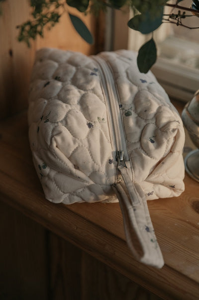 【garbo&friends】Viola Satin Quilted Toiletry Bag Small キルティングトイレタリーバッグ（Sub Image-3） | Coucoubebe/ククベベ