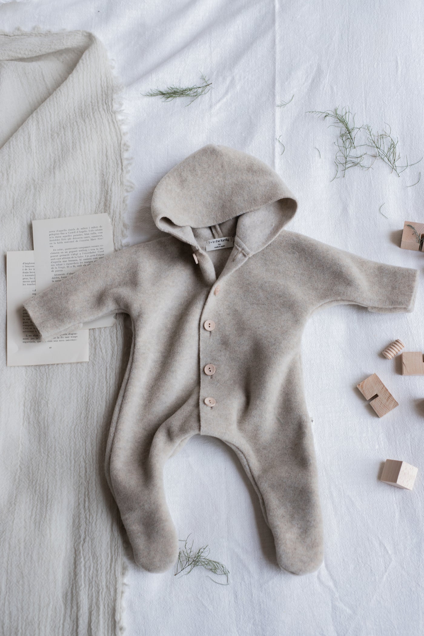 【1＋in the family】【40%OFF】BEATE beige フード付きジャンプスーツ 6m,9m,12m  | Coucoubebe/ククベベ