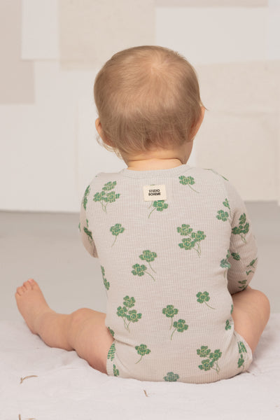 【STUDIO BOHEME】【9月上旬発送】HOHO BODYSUIT GREY/CLOVERS ロンパース 3m,6m（Sub Image-4） | Coucoubebe/ククベベ