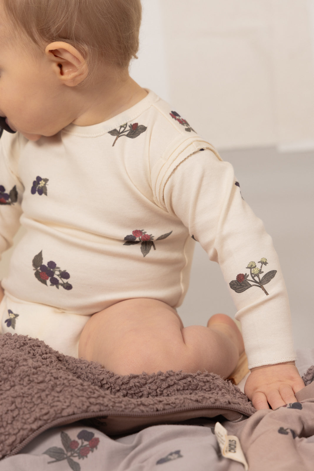 【STUDIO BOHEME】【9月上旬発送】LALA BODYSUIT ECRU/BLACKBERRIES ロンパース 6m,12m  | Coucoubebe/ククベベ