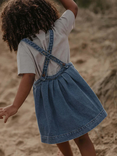 【THE SIMPLE FOLK】The Oversized Denim Pinafore light denim ピナフォア 12-18m,18-24m,2-3y,3-4y（Sub Image-3） | Coucoubebe/ククベベ