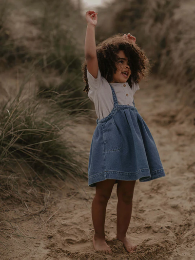 【THE SIMPLE FOLK】The Oversized Denim Pinafore light denim ピナフォア 12-18m,18-24m,2-3y,3-4y（Sub Image-2） | Coucoubebe/ククベベ