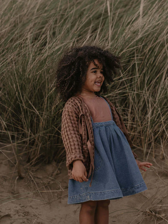 【THE SIMPLE FOLK】The Oversized Denim Pinafore light denim ピナフォア 12-18m,18-24m,2-3y,3-4y  | Coucoubebe/ククベベ