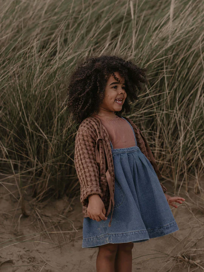 【THE SIMPLE FOLK】The Oversized Denim Pinafore light denim ピナフォア 12-18m,18-24m,2-3y,3-4y（Sub Image-6） | Coucoubebe/ククベベ
