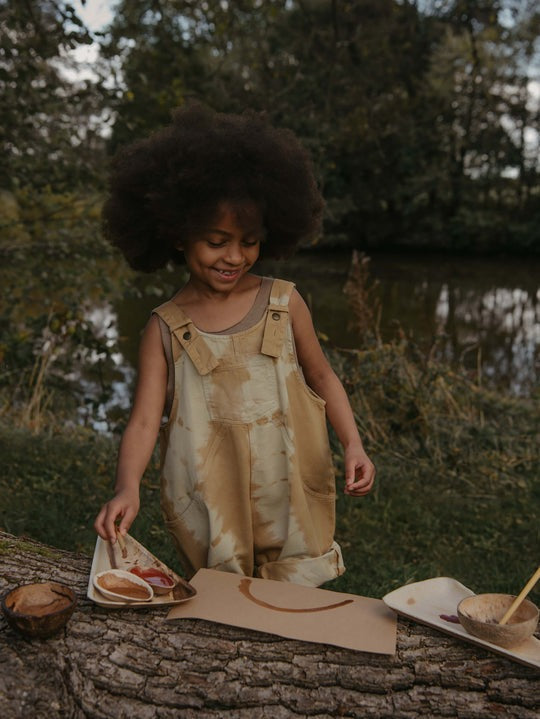 【THE SIMPLE FOLK】The Tie-Dye Dungaree Short Camel Tie-Dye ダンガリー 12-18m,18-24m,2-3y,3-4y  | Coucoubebe/ククベベ