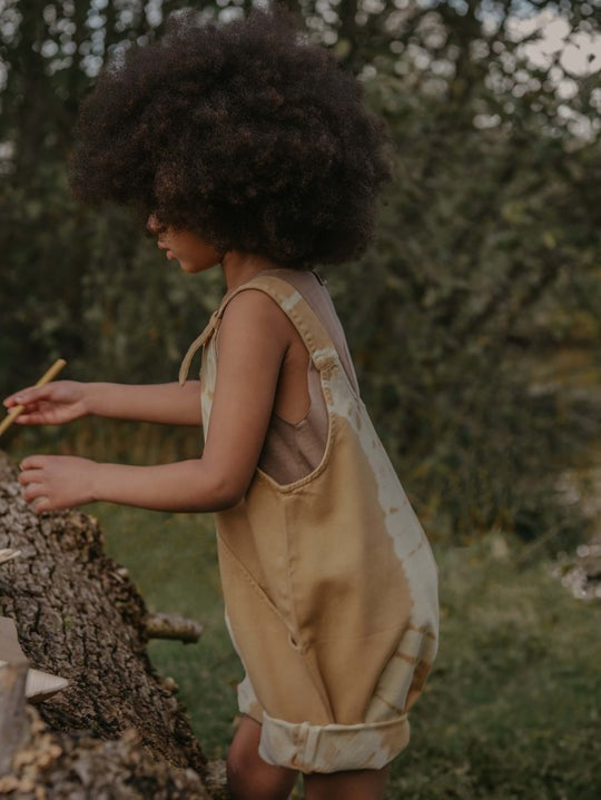 【THE SIMPLE FOLK】The Tie-Dye Dungaree Short Camel Tie-Dye ダンガリー 12-18m,18-24m,2-3y,3-4y  | Coucoubebe/ククベベ