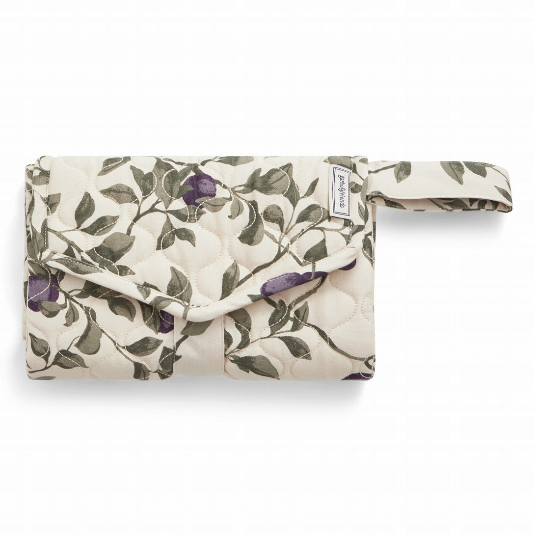 【garbo&friends】Satin Quilted Change To Go Plum オムツ替えシート  | Coucoubebe/ククベベ