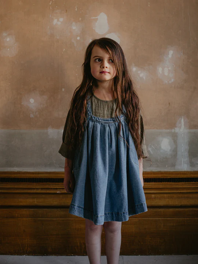 【THE SIMPLE FOLK】The Oversized Denim Pinafore light denim ピナフォア 12-18m,18-24m,2-3y,3-4y（Sub Image-8） | Coucoubebe/ククベベ