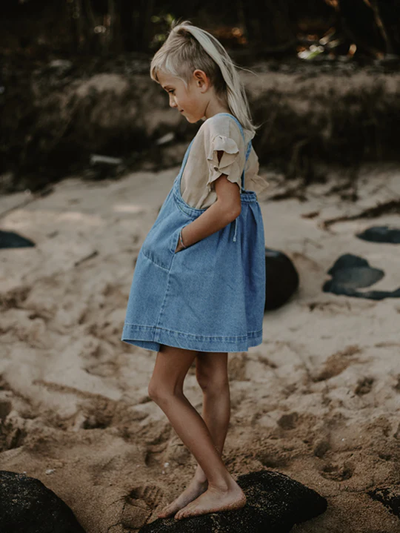 【THE SIMPLE FOLK】The Oversized Denim Pinafore light denim ピナフォア 12-18m,18-24m,2-3y,3-4y（Sub Image-10） | Coucoubebe/ククベベ