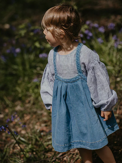 【THE SIMPLE FOLK】The Oversized Denim Pinafore light denim ピナフォア 12-18m,18-24m,2-3y,3-4y（Sub Image-9） | Coucoubebe/ククベベ