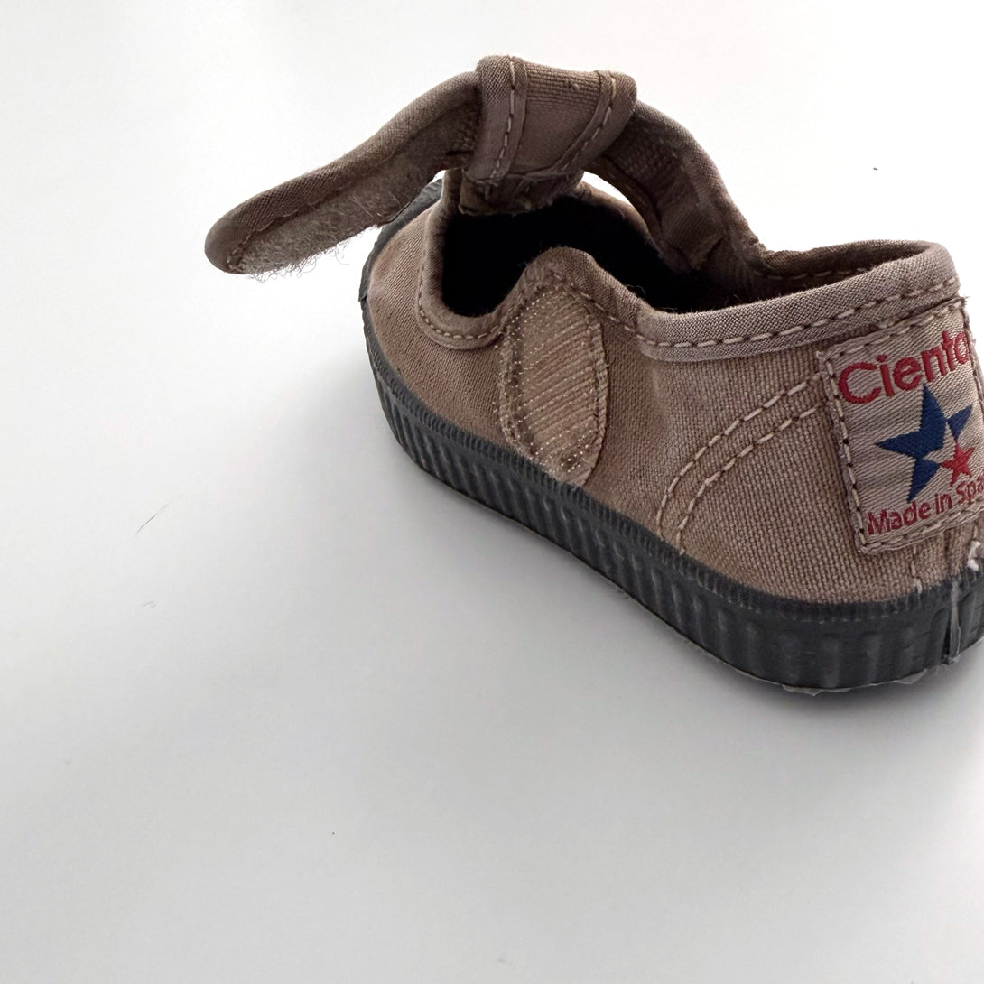 【Cienta】T strap shoes dyed BEIGE ENZ. ムラ染めTストラップシューズ size21-26  | Coucoubebe/ククベベ