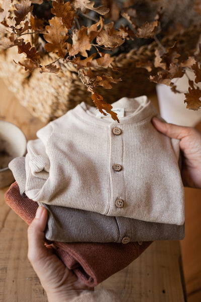 【1＋in the family】【40%OFF】MILAN taupe 長袖ロンパース 6m,9m,12m（Sub Image-2） | Coucoubebe/ククベベ