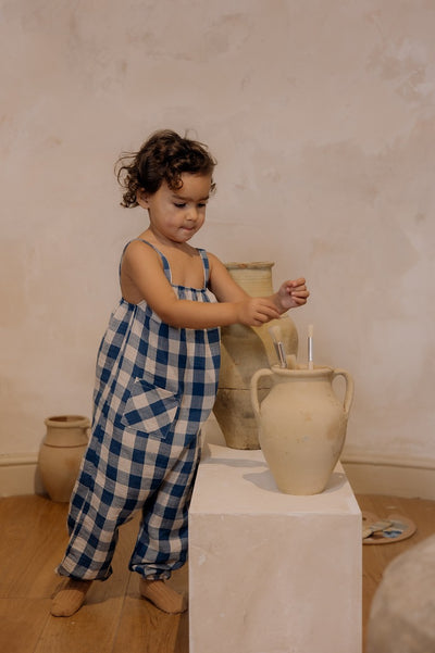 【organic zoo】Pottery Blue Gingham Artisan Jumpsuit ジャンプスーツ 0-6M,6-12M,1-2Y,2-3Y,3-4Y（Sub Image-4） | Coucoubebe/ククベベ
