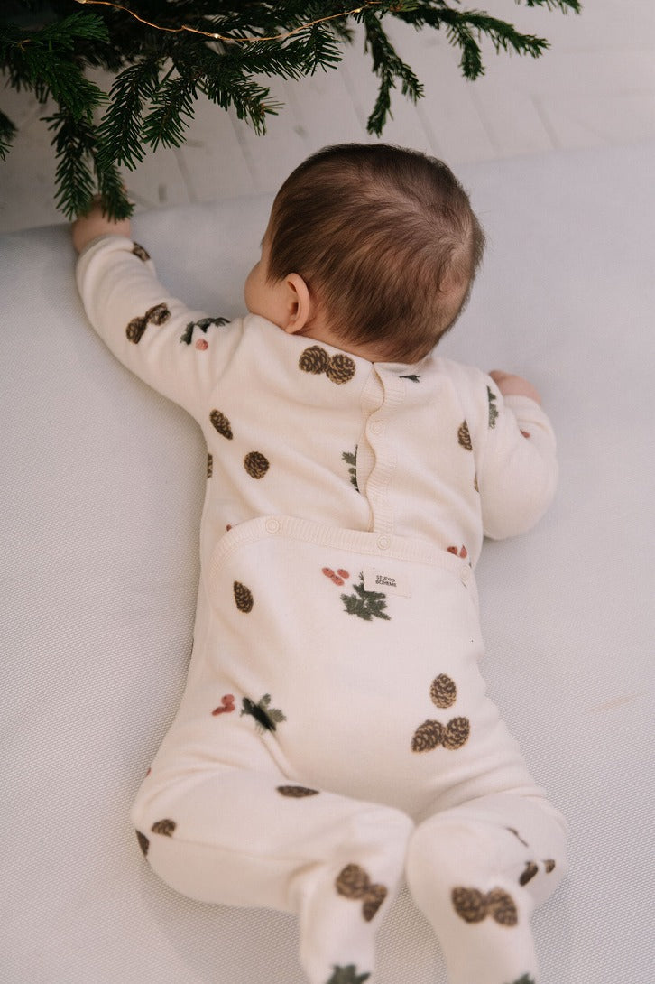 【STUDIO BOHEME】CHUBBY POLAR PYJAMA ECRU-PINE BRANCHES パジャマ 3m,6m,12m  | Coucoubebe/ククベベ