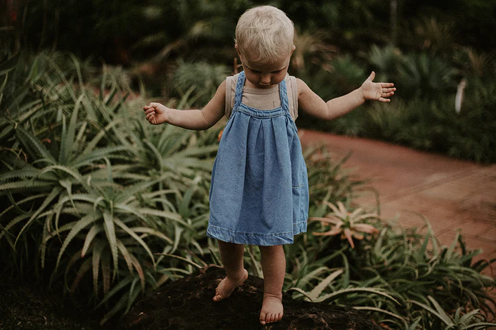 THE SIMPLE FOLK】The Oversized Denim Pinafore light denim ピナフォア  12-18m,18-24m,2-3y,3-4y | Coucoubebe/ククベベ