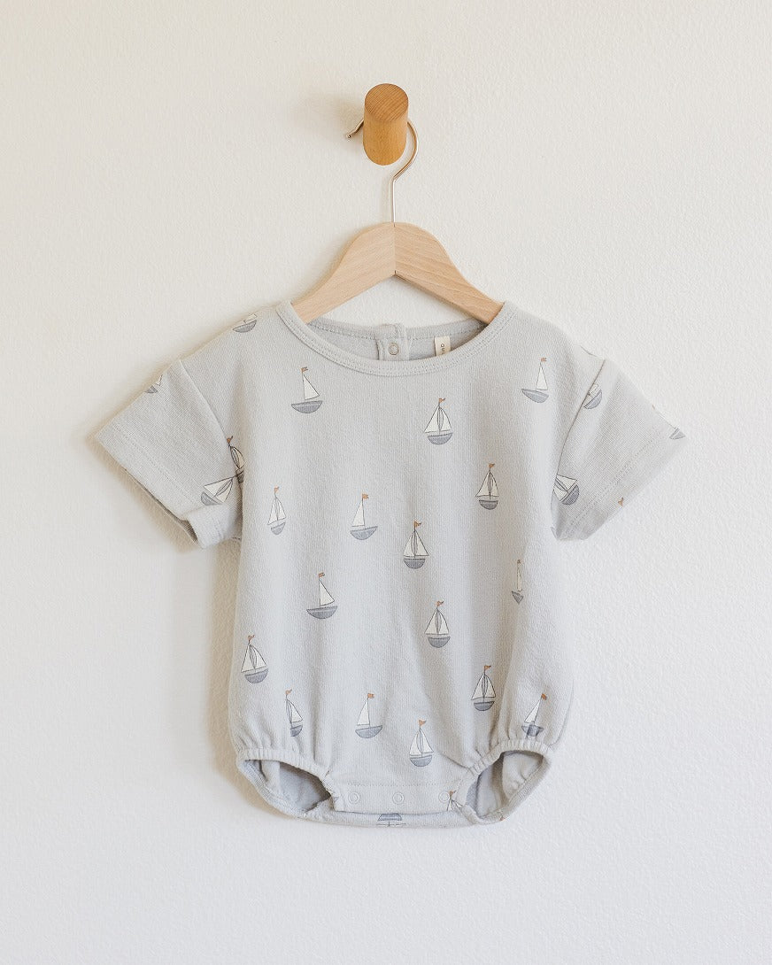 【QUINCY MAE】RELAXED SHORT SLEEVE BUBBLE ROMPER SAILBOATS ロンパース 6-12m,12-18m,18-24m  | Coucoubebe/ククベベ