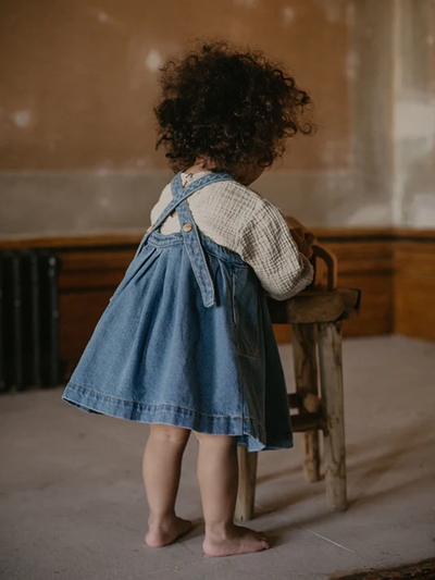 【THE SIMPLE FOLK】The Oversized Denim Pinafore light denim ピナフォア 12-18m,18-24m,2-3y,3-4y（Sub Image-4） | Coucoubebe/ククベベ