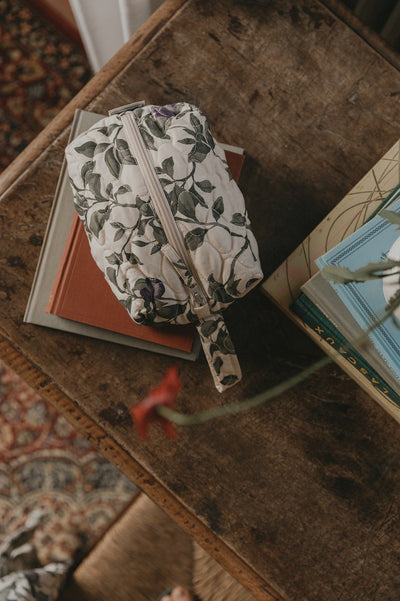 【garbo&friends】Plum Satin Quilted Toiltery Bag Small キルティングトイレタリーバッグ（Sub Image-3） | Coucoubebe/ククベベ