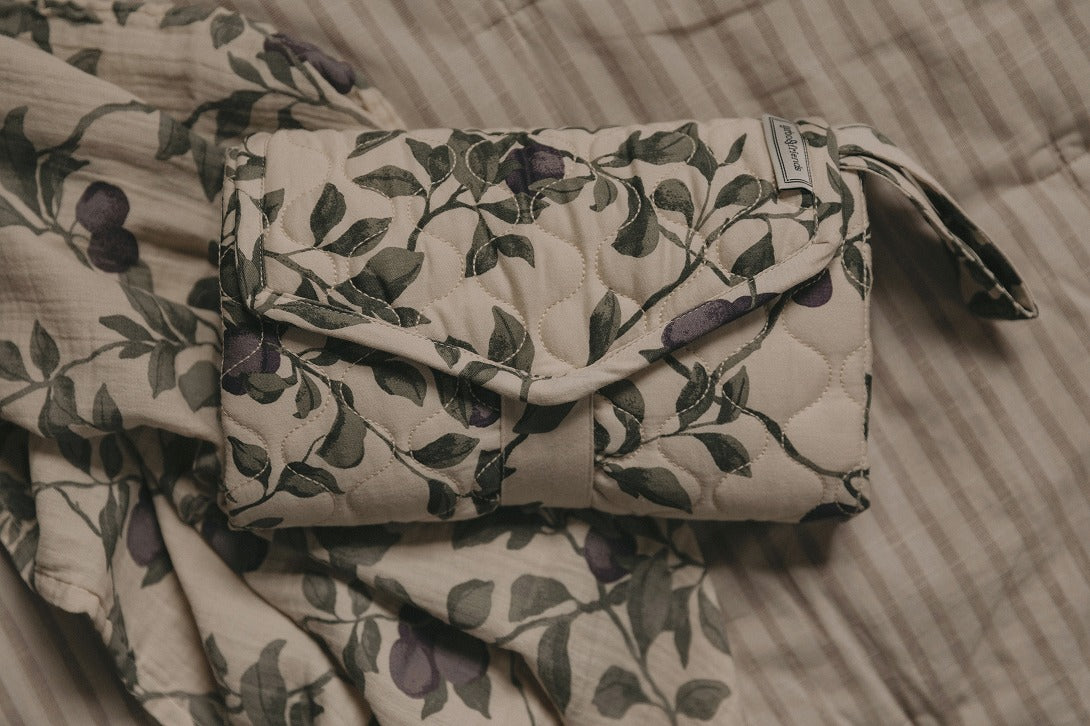 【garbo&friends】Satin Quilted Change To Go Plum オムツ替えシート  | Coucoubebe/ククベベ