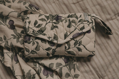【garbo&friends】Satin Quilted Change To Go Plum オムツ替えシート（Sub Image-3） | Coucoubebe/ククベベ