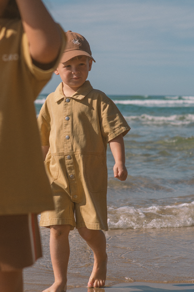 【GROWN】Organic Summer Short Boilersuit Mustard ボーラースーツ 6-12m,12-18m,18-24m,2-3y（Sub Image-6） | Coucoubebe/ククベベ