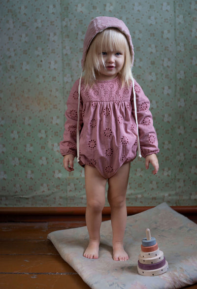 【Coucoubébé-baby】【40％off】Popelin  /  Pink organic fabric romper suit with Swiss embroidery　スイス刺繍長袖ロンパース（Sub Image-4） | Coucoubebe/ククベベ