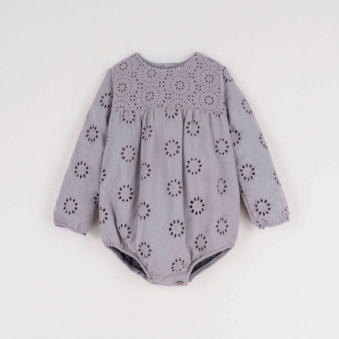 【Coucoubébé-baby】【40％off】Popelin  /  Grey organic fabric romper suit with Swiss embroidery　スイス刺繍長袖ロンパース  | Coucoubebe/ククベベ