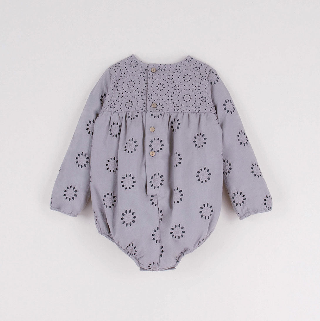 【Coucoubébé-baby】【40％off】Popelin  /  Grey organic fabric romper suit with Swiss embroidery　スイス刺繍長袖ロンパース  | Coucoubebe/ククベベ