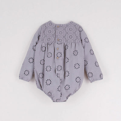 【Coucoubébé-baby】【40％off】Popelin  /  Grey organic fabric romper suit with Swiss embroidery　スイス刺繍長袖ロンパース（Sub Image-2） | Coucoubebe/ククベベ